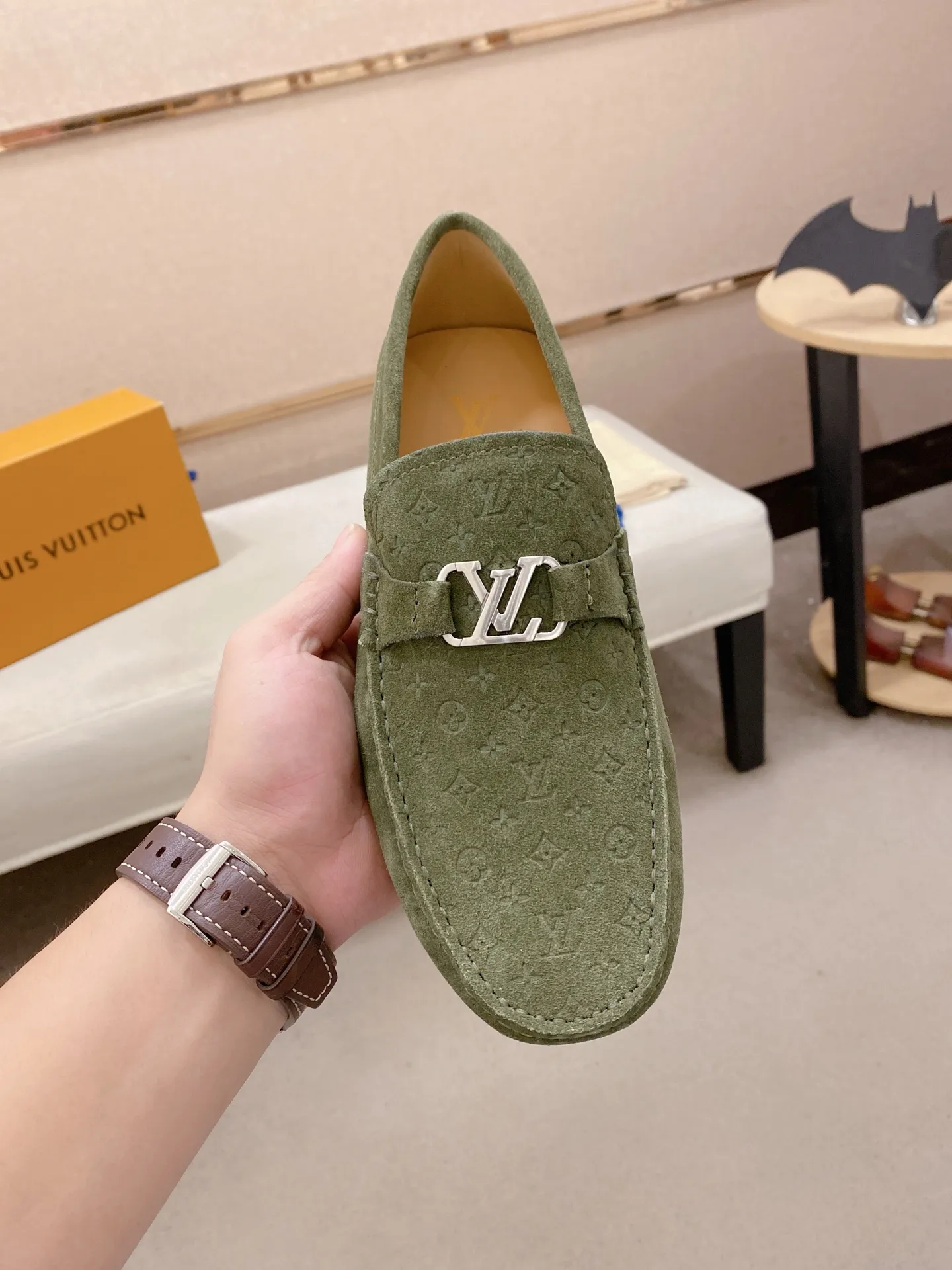 Factory price: 500💰High-end quality! LV 🆕🆕Exclusive hot-selling products in stock🔥🔥New products on the shelves, high-quality Ferragamo men's pea shoes, high-end casual driving shoes, with complete packaging! 💪 💪 Material: Imported suede cowhide 🐂 + Imported high-quality buffalo leather lining + wear-resistant outsole 👍🏻👍🏻 Features: High-end and comfortable, purely handmade 🚀 🚀 Create the perfect shoes that suit you best 🔥 🔥 Size: (38-44) 45 standard size can be customized!